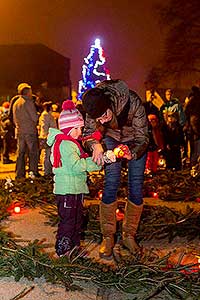 Zpívání u vánočního stromu 17.12.2016, foto: Lubor Mrázek