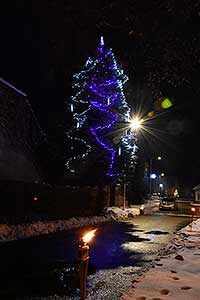 Zpívání pod vánočním stromem v Dolním Třeboníně 17. prosince 2022, foto: Jan Švec