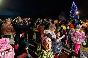 Zpívání pod vánočním stromem, Dolní Třebonín 21. prosince 2024, foto: Lubor Mrázek