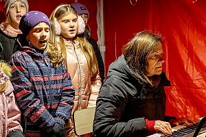 Zpívání u vánočního stromu, Dolní Třebonín 20. prosince 2025, foto: Lubor Mrázek