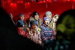 Zpívání u vánočního stromu, Dolní Třebonín 20. prosince 2025, foto: Lubor Mrázek