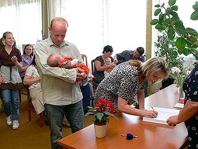 Vítání občánků v obci Dolní Třebonín, 17.5.2008, Foto: Jan Švec